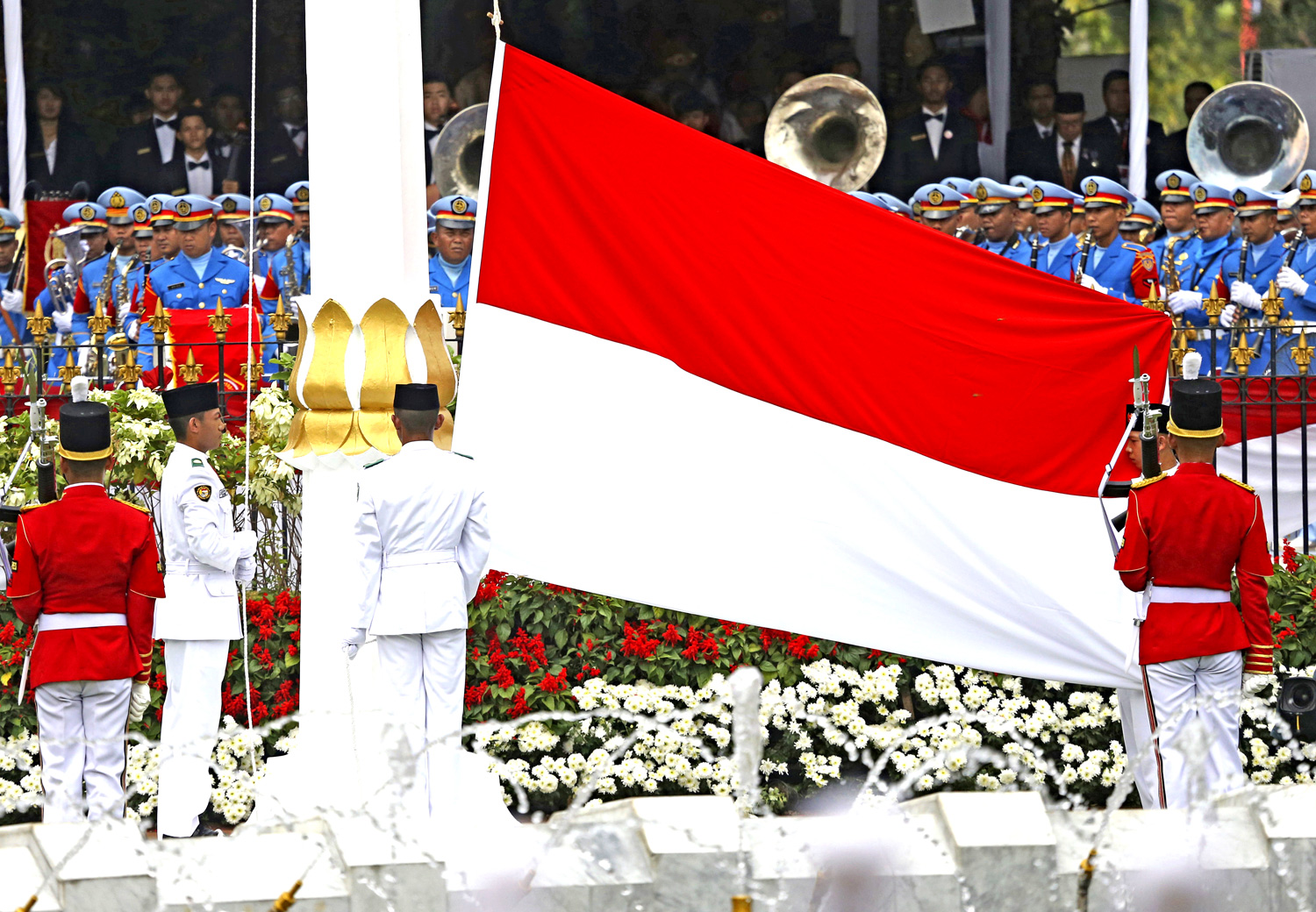 La Bandiera Indonesiana è formata da due strisce uguali rossa e bianca