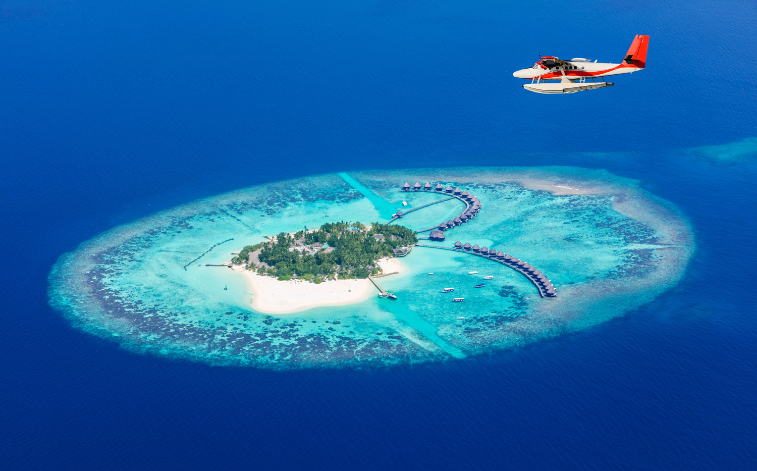 Idrovolante in volo verso gli atolli corallinici maldiviani