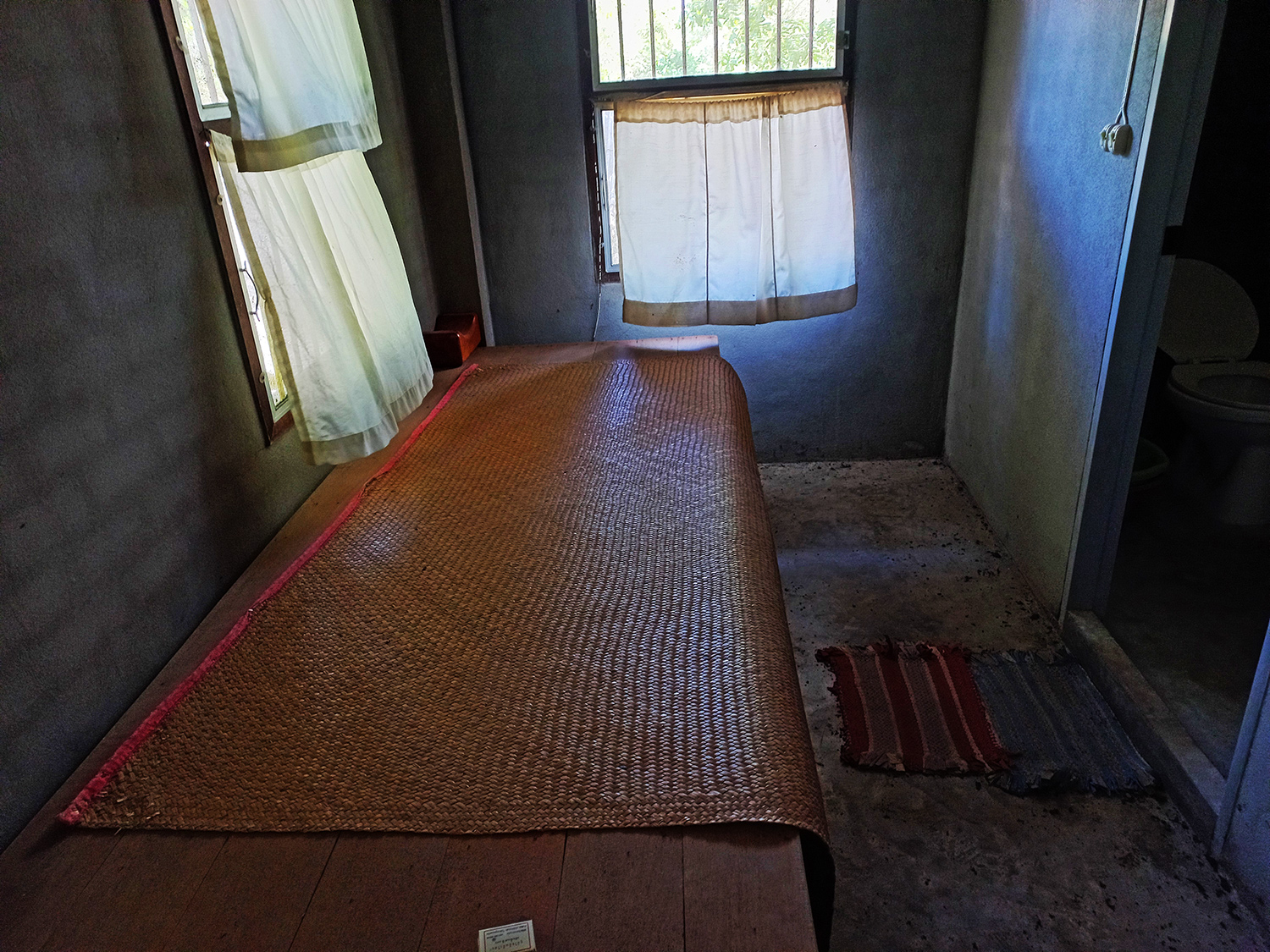Dormitorio durante il ritiro di 10 giorni al Wat Suan Mokkh Phalaram, Surat Thani, Thailandia