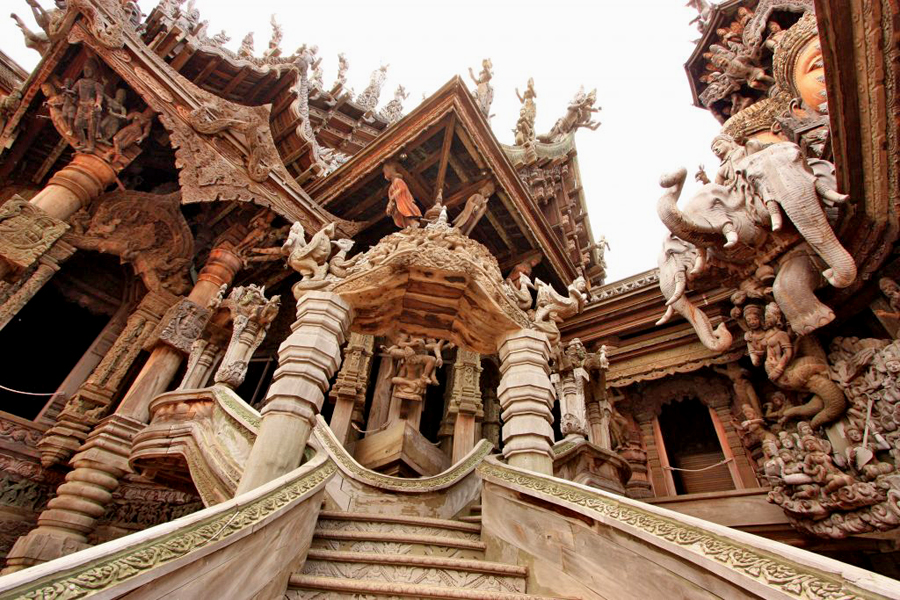 Santuario della Verita, Pattaya, Thailandia: scalinata principale