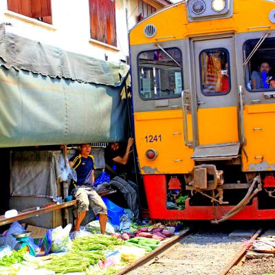 Visita giornaliera: Maeklong Train Market Bangkok