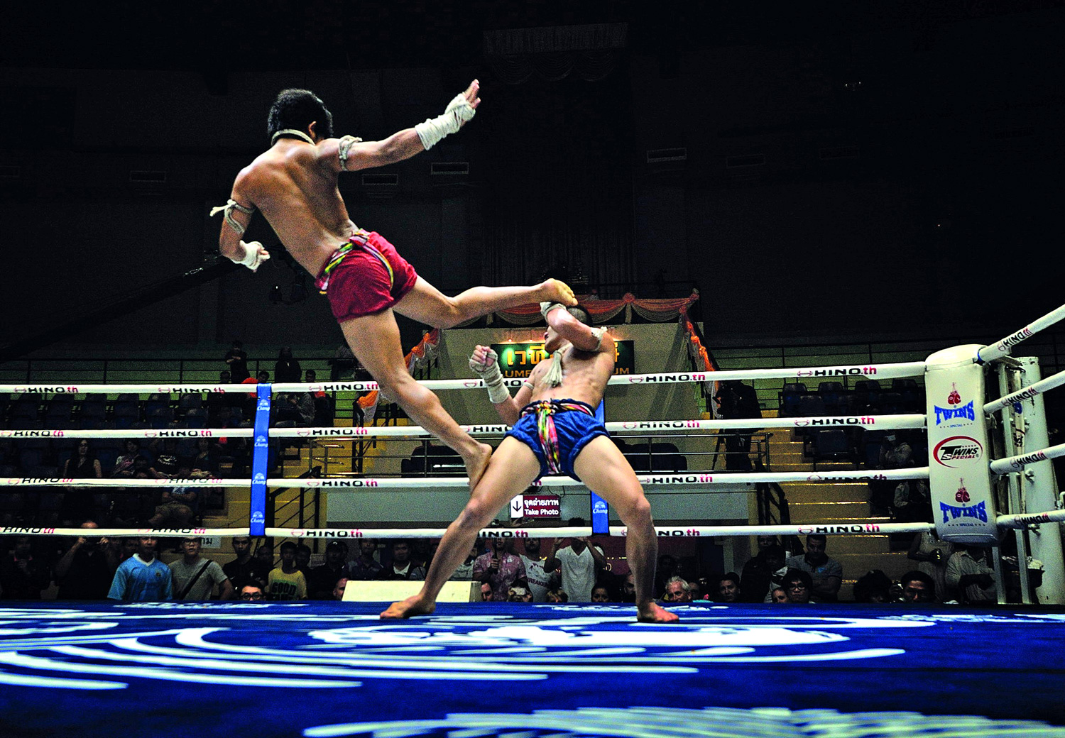 Calcio volante durante un combattimento di Lethwei, Boxe Birmana