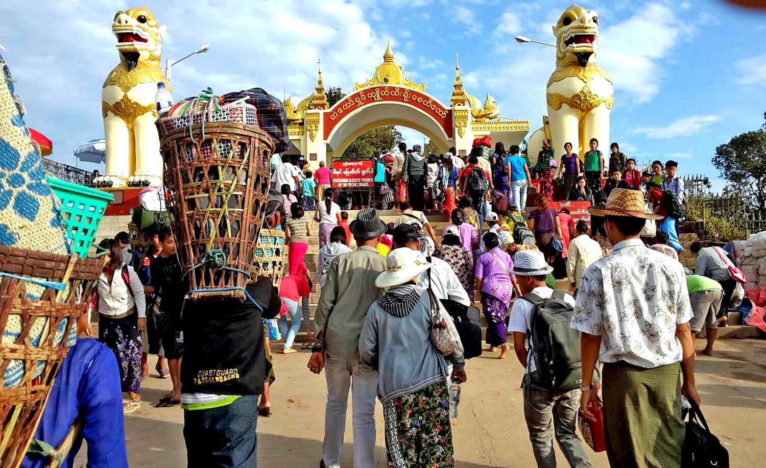 Kyaiktiyo Pagoda, Golden Rock, Myanmar: fedeli in pellegrinaggio