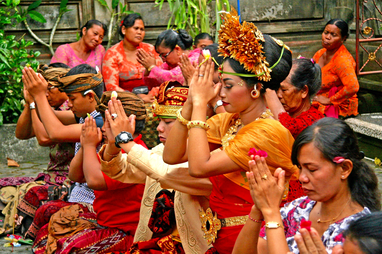 Balinesi pregano: nell'Isoal di Bali si professa la religione indù 