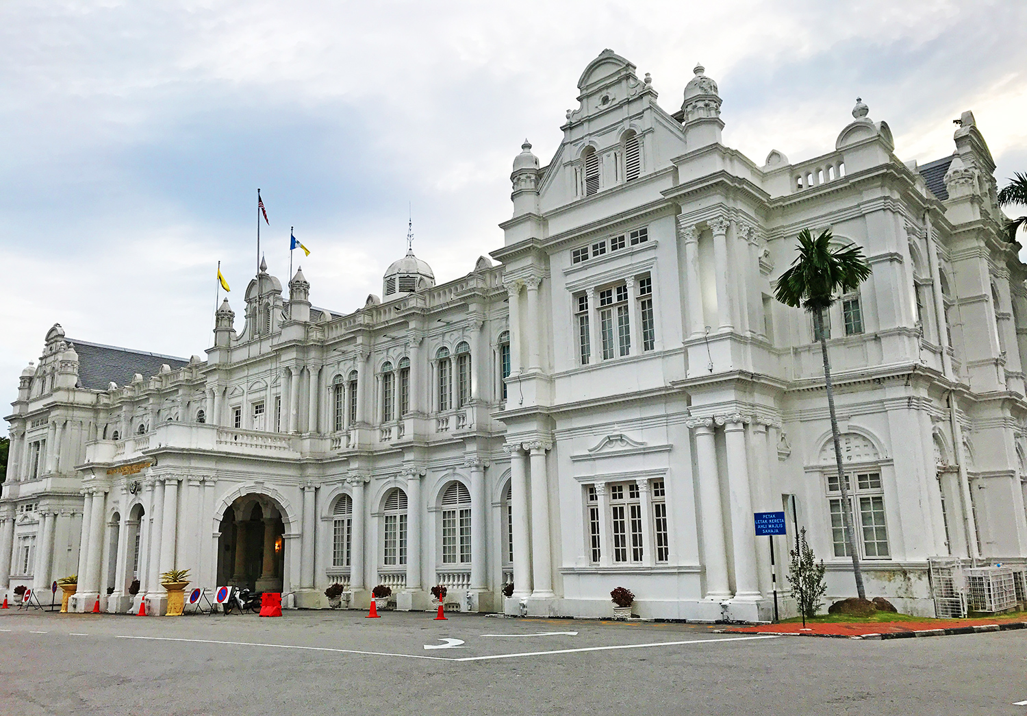 Cosa visitare a George Town: Town Hall and City Hall