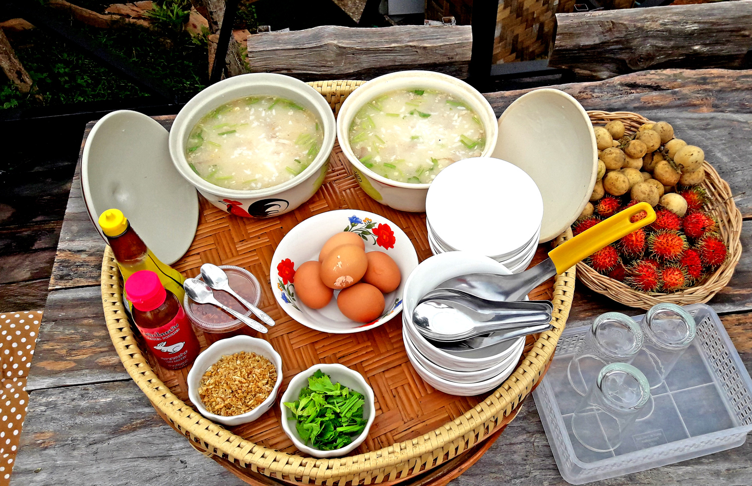 Merenda tipica servita su tavolo Kantoke Nan Nord Thailandia