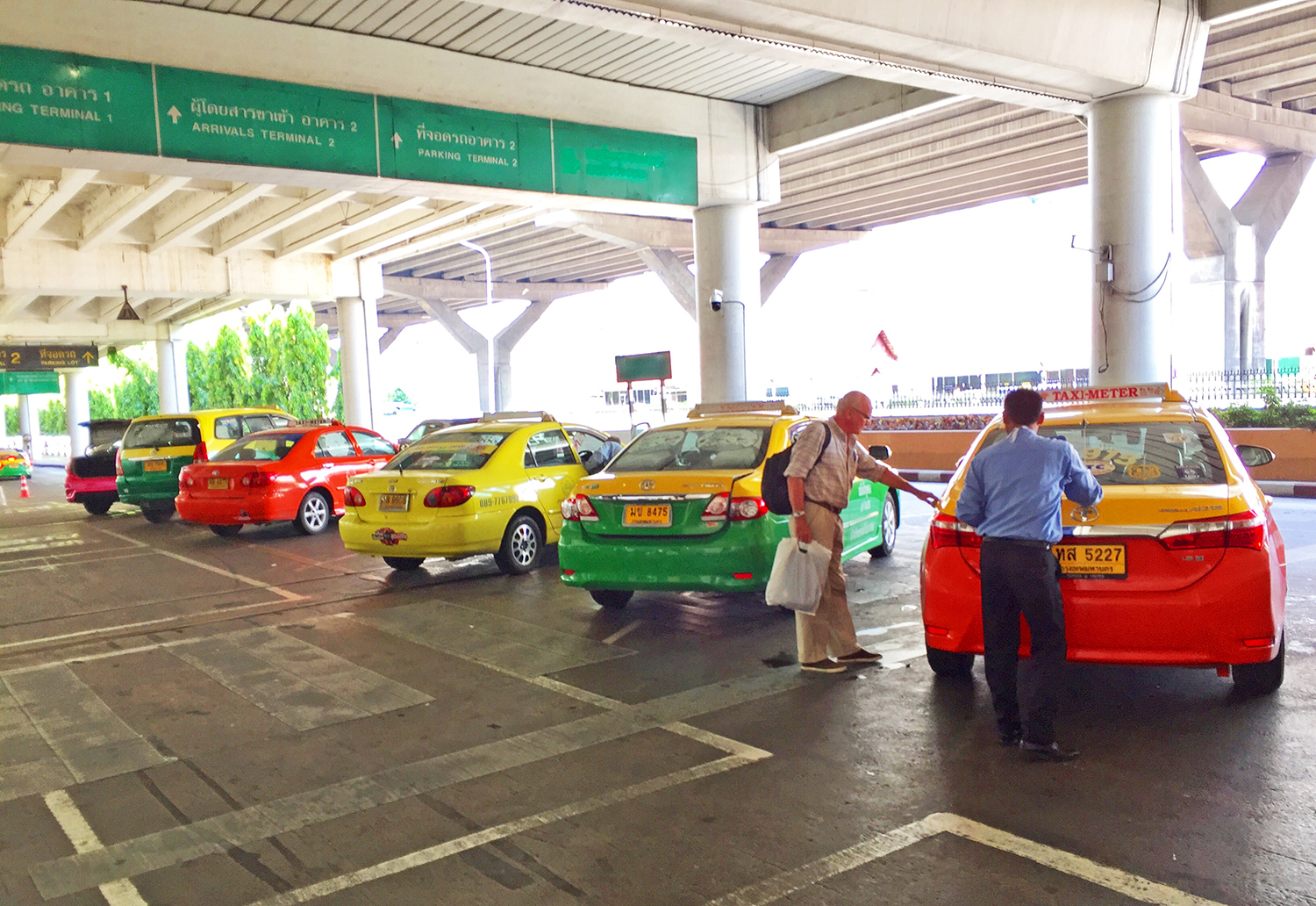 Такси из аэропорта бангкока. Такси Бангкок Паттайя. Общественное такси Бангкок аэропорт. Такси из Бангкока до Паттайи. Такси Бангкок Паттайя Тойота.
