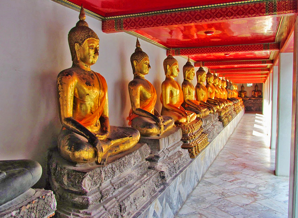 I porticati antecedenti all' Ubosoth, tempio di Wat Pho o Wat Chetuphon, Bangkok, Thailandia