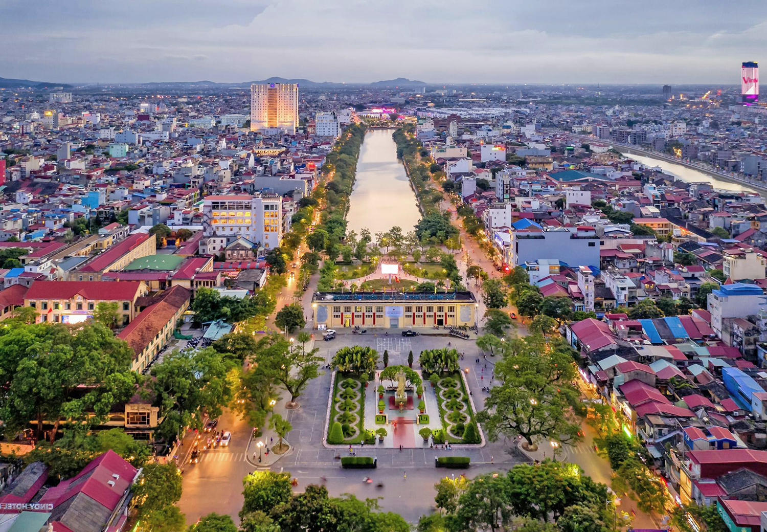 città di Hai Pong dal porto partono le crociere per Ha Long bay
